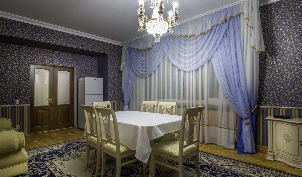 Сюит (3-х комнатный 2-х местный) с размещением двух человек (10000 рублей в сутки с каждого человека)